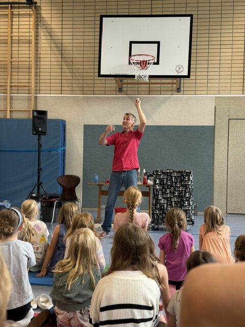 Physikant Sascha Ott begeistert Kinder an der GGS Schmitzhöhe